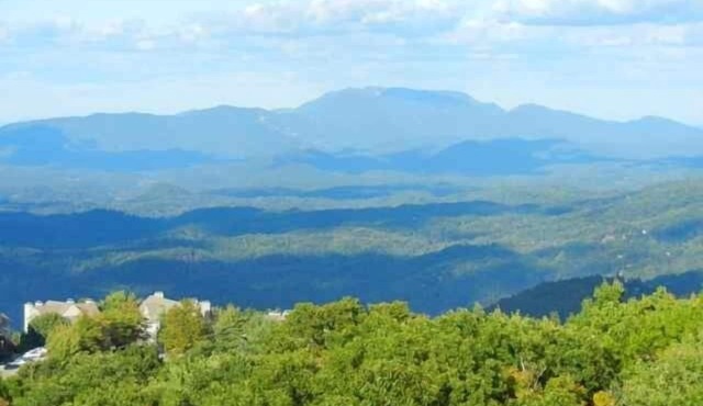 "AMAZING" LONG RANGE MOUNTAIN VEIWS! Peaceful MountainTop Getaway! in Gatlinburg