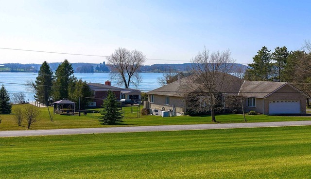 BizLodge Napanee Hillside Bayview | Group & Family in Greater Napanee
