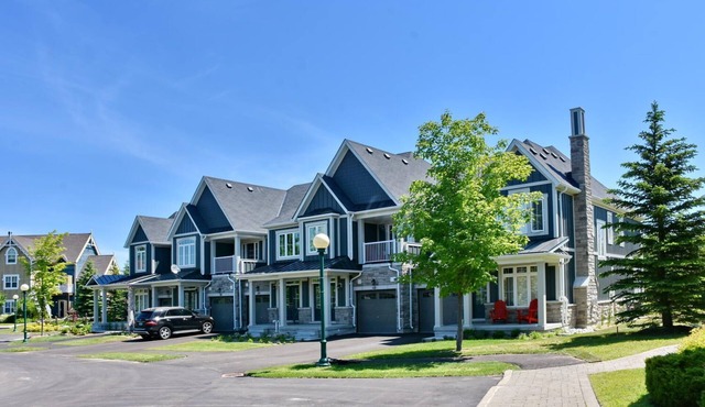 Blue Mountain Executive 3 Bedroom Town Home Sleeps 10 Located, Pool & Shuttle in The Blue Mountains