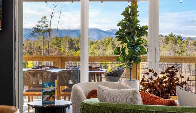 Blue Ridge Fall Retreat · Hot Tub · Sauna · Fire Pit · Mtn View · Sleeps 10 in Leicester