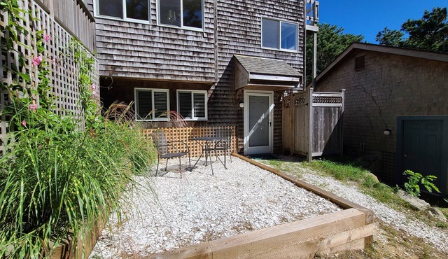 Bright 1BD Apartment--Less Than A Mile to Powers Landing, Enclosed Outdoor Shower in Wellfleet