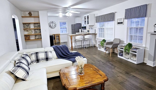 Bright and cozy riverfront home in the heart of Canada's Prettiest Little Town! in Brant
