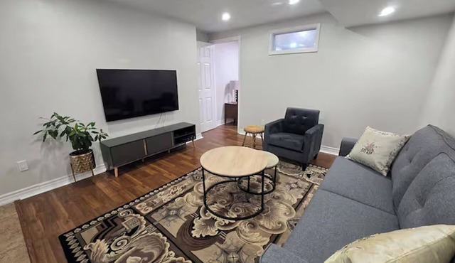BRIGHT & SPACIOUS 2 BEDROOM SUITE | FULLY EQUIPPED, MINUTES TO TRANSIT & TORONTO in Richmond Hill