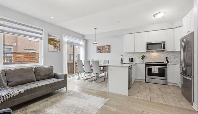 Cedar Nest - 5 Beds, 3.5 Baths, 2 Park, Backyard in Pickering