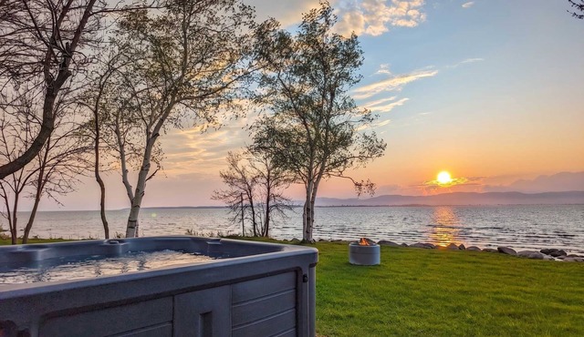 Chalet #2 Waterfront with Spa, Fireplace, Wifi & AC in Cap-Saint-Ignace