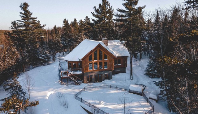 Chalet White Wolf Spa at Fiddler Lake with Private Spa, Sauna, and Pool in Mille-Isles
