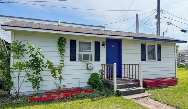 Charming 2-bedroom pet friendly cottage, right by ferry in Mackinaw City. in Mackinaw City