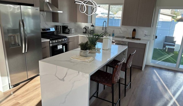 Charming 2-bedroom apartment with WiFi, AC in beautiful Burbank in Burbank