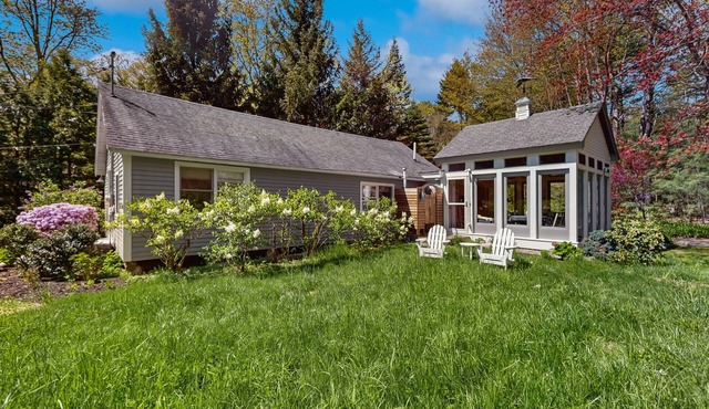 Charming Cottage Close to Beaches with a Relaxing Patio and Nearby Attractions in Ogunquit