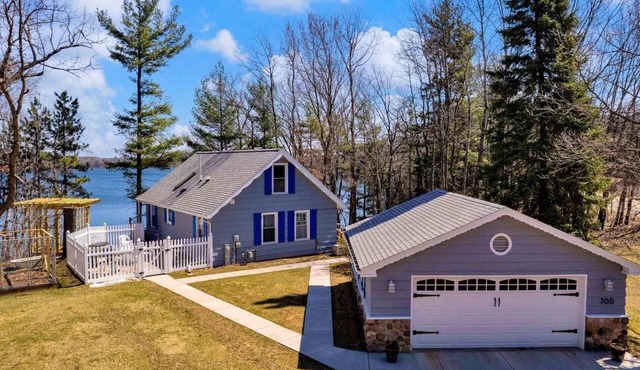 Charming Cottage on Pine Lake w/Incredible Views! in Hancock
