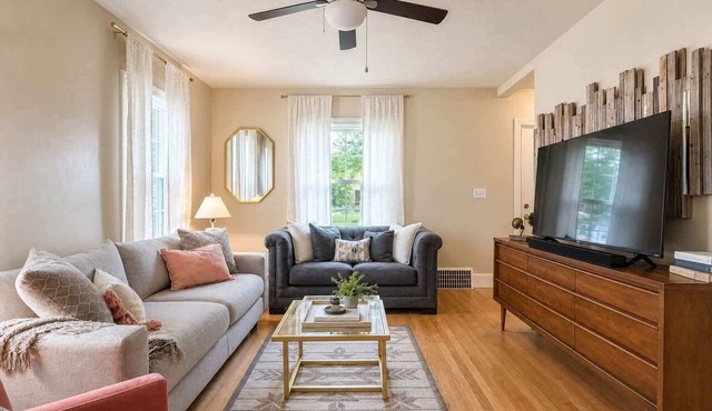 Charming Family Retreat-5 Min to Downtown Menasha in Menasha