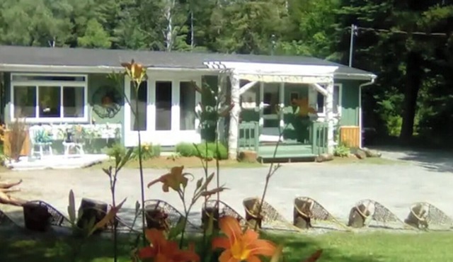 Charming riverside cottage in Rivière-Rouge