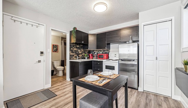 Chic Inner-City Studio - Your Cozy Calgary Escape! in Calgary