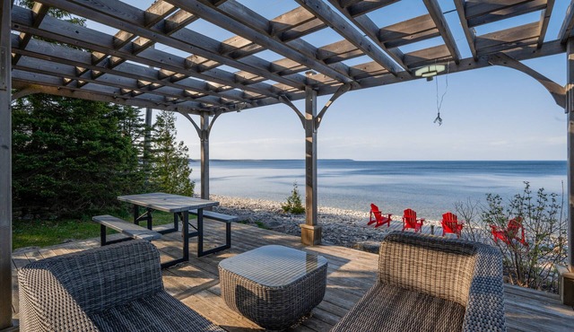 Classic waterfront cottage & sauna near trails in Lion's Head