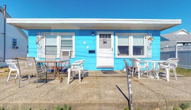Coastal gem with free WiFi, backyard, & patio - walk to beach in Seabrook