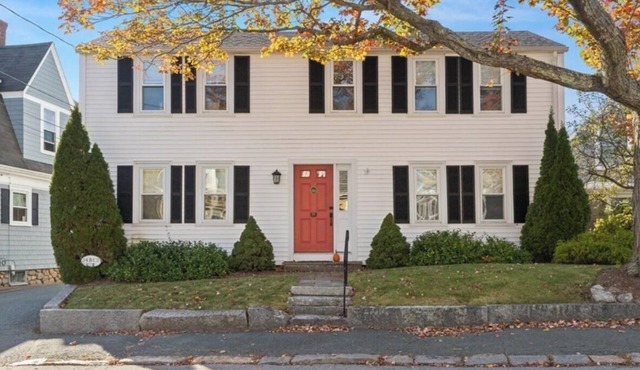 Colonial on High: Steps to Bearskin Neck shops, restaurants, beaches, and more! in Rockport