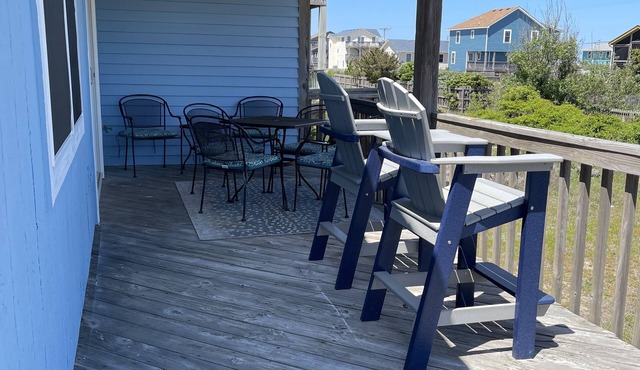 Comfortable OBX Beach Box Cottage ~ Ocean views, 2 min walk to the beach! in Kitty Hawk