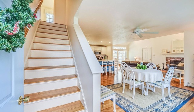 Comfy Cape Home: Close to Mayflower Beach, golf course, and Downtown in Dennis