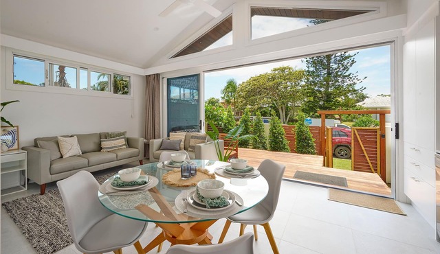 contemporary beachside cottage in walking distance to beach and town in Byron Bay