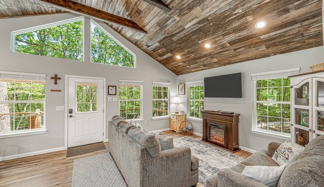 Coyote Cabin on 92 acres beside DeSoto State Park | Fast Wi-Fi | Dog Friendly in Fort Payne