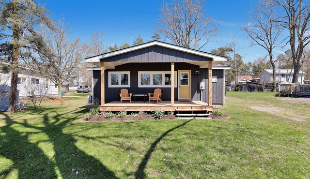 Cozy Beach Cottage with Sauna & Spacious Backyard just 5mins from the Beach in Port Rowan