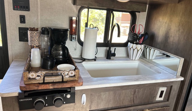 Cozy camper at Rancho de Caballos de Piedre Negra w/ jacuzzi and more! in Yucca Valley