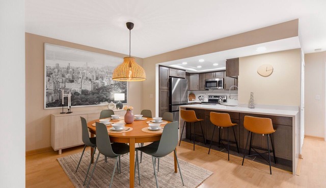 Cozy Downtown 2BD Bellevue Condo Free Parking in Bellevue