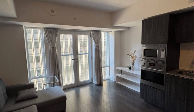 Cozy Downtown Escape: Near Subway, UofT, Financial Districts. in Toronto