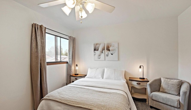 Cozy Northern Den: Centrally Located 2BR+1.5BA in Anchorage
