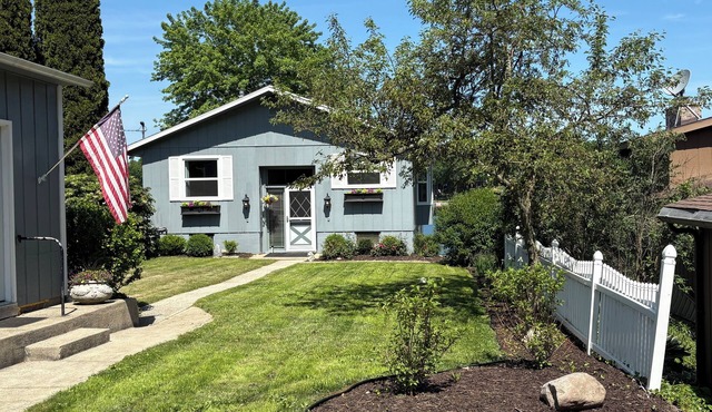 Cozy Spotless Lake Cottage- Sports Lake, Gorgeous Sunsets, and Relaxation+ in Gobles