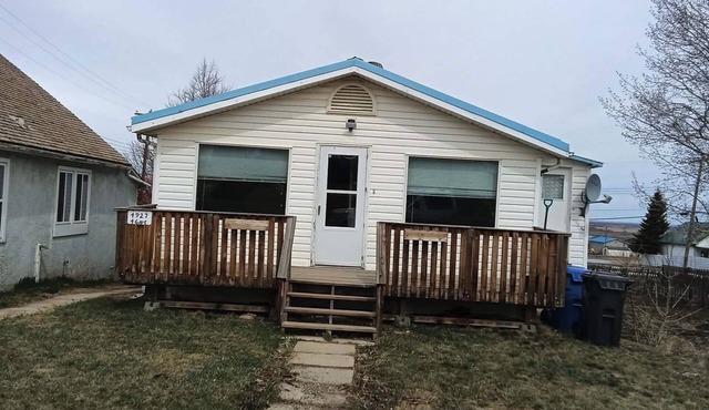 cozy stay in Spirit River, near shops and Dunvegan Provincial Park. in Spirit River