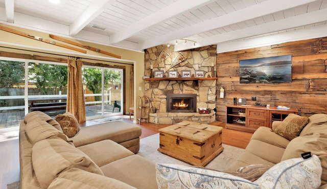 Cozy Up to Summit — Walk to Snow Summit | Hot Tub | Game Room | Mountain Retreat in Big Bear Lake