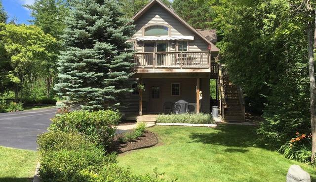 Cozy, waterfront getaway for 2, w/loungers for relaxing & enjoying the sunsets in Lake Leelanau