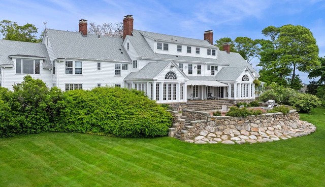 Cranberry Hill l 9 BR 22 Acre Estate l Sleeps 22 in Gloucester