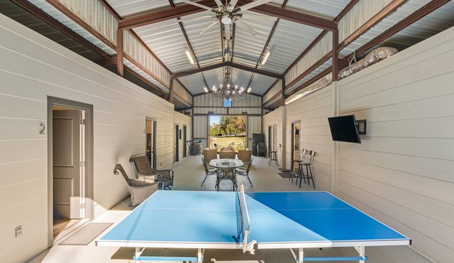 Custom barn suite shared pool, firepit, Ping-Pong & golf cart rental option in Arp