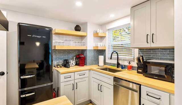 Cute 3BR/2BA w/Jacuzzi, Steps from Big House! in Ann Arbor