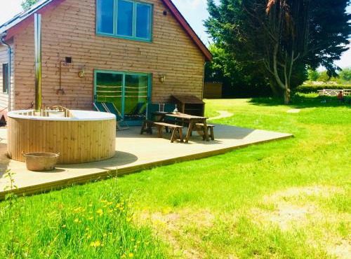 Deer Den timber clad cabin with hot tub, up private lane in Cullompton