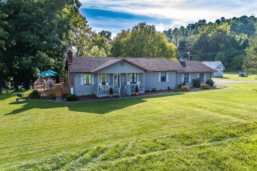 Dock! Riverfront Angler's Oasis in Elizabethton in Elizabethton