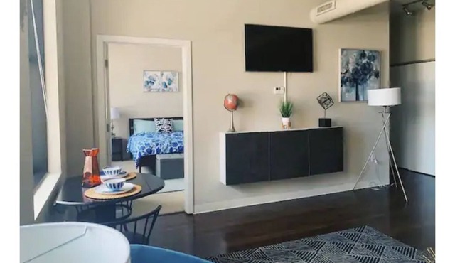 Downtowns 1st Skyscaper!Cozy home w/Gym & Parking! in Baltimore