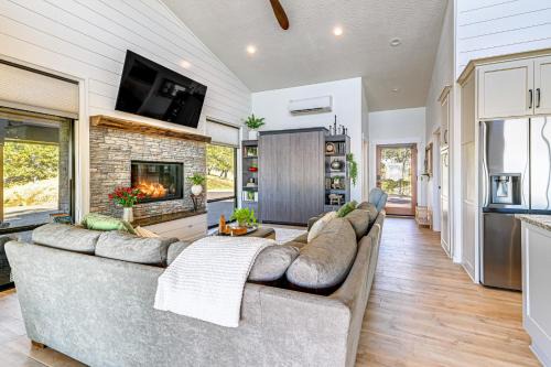 Dreamy Hilltop View: Roseburg Retreat w/Hot Tub! in Roseburg
