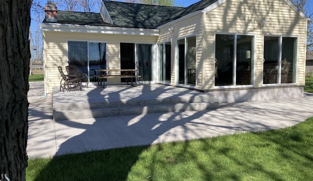 EAA Rental Available - Gorgeous Water Front Property - 25 min from EAA in Neenah