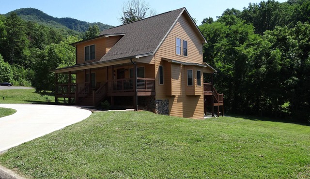 Easy Access w/Theater-Game Rm, Fire Pit, HotTub, Large Yard & Pool Access in Sevierville