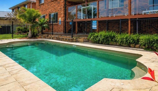 Ebbtide at Caves- Private pool - minutes to beach in Caves Beach