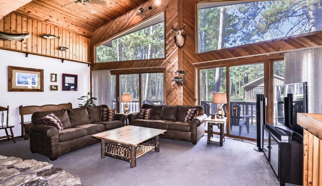 Elbert’s Resort lakeside cabin with dock and Timber’s bar and grill on site! in St.Germain