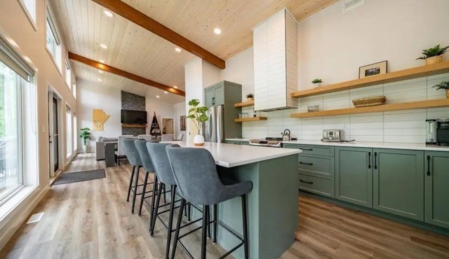 Elkhorn Residence Cabin - 4 BR, Hot Tub & Arcade in Onanole