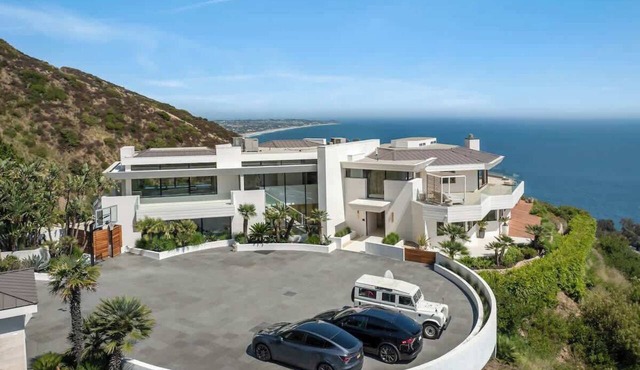 Encinal Mansion In Malibu in Malibu