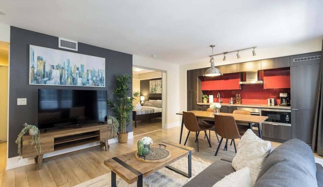 Entertainment District 1BR Steps to CN Tower! in Toronto