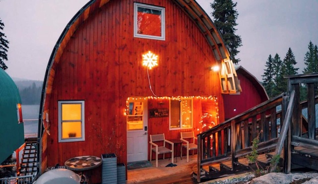 Everly's Hideout near Kelowna & Big White, Sleeps 4, Fire Table, Lakefront Deck in Naramata