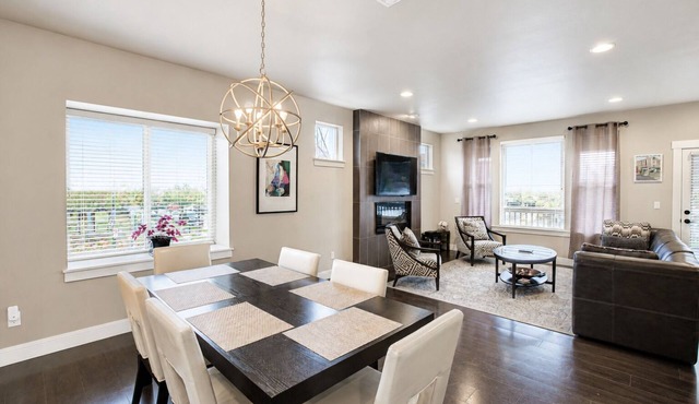 Executive Vacation Home Across Nike HQ/VillaSports Gym/Spa, Business or Family in Beaverton