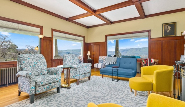 Expansive Panoramic View of Columbia Gorge, Enormous Deck and Seating, BBQ, Billiards, Darts, Games in The Dalles